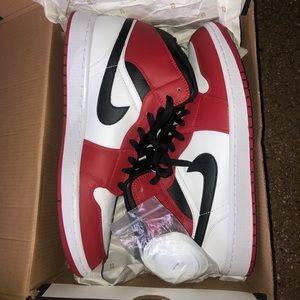 Jordan 1 Mid Chicago size 11